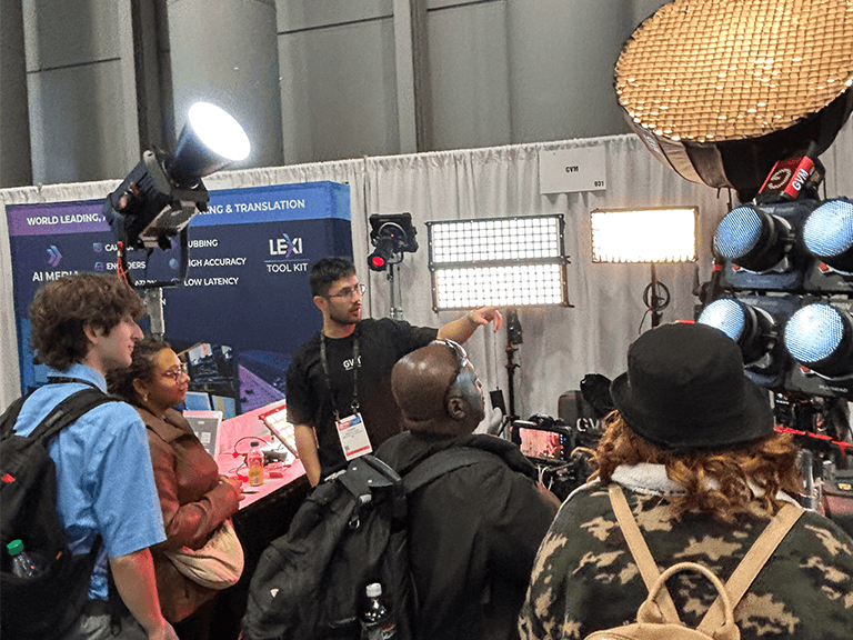 NAB Show New York Highlights: GVM's Breakthrough in LED Lighting 6 在纽约NAB展会上,GVM公司的一名工作人员在其互动展位上向感兴趣的观众演示了多种专业影院灯具,包括COB聚光灯和LED灯板。